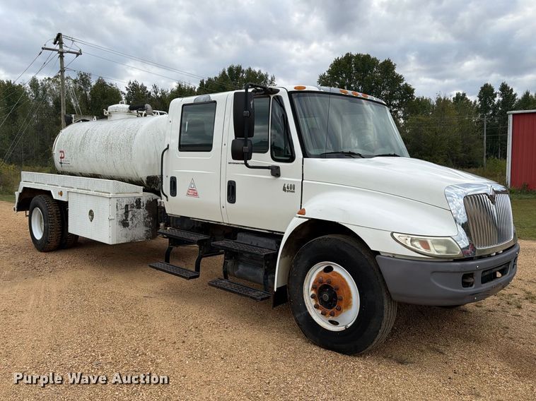 image for item FP3500 2004 International 4400 tank truck