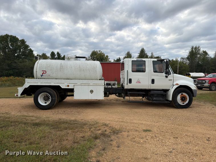image for item FP3500 2004 International 4400 tank truck