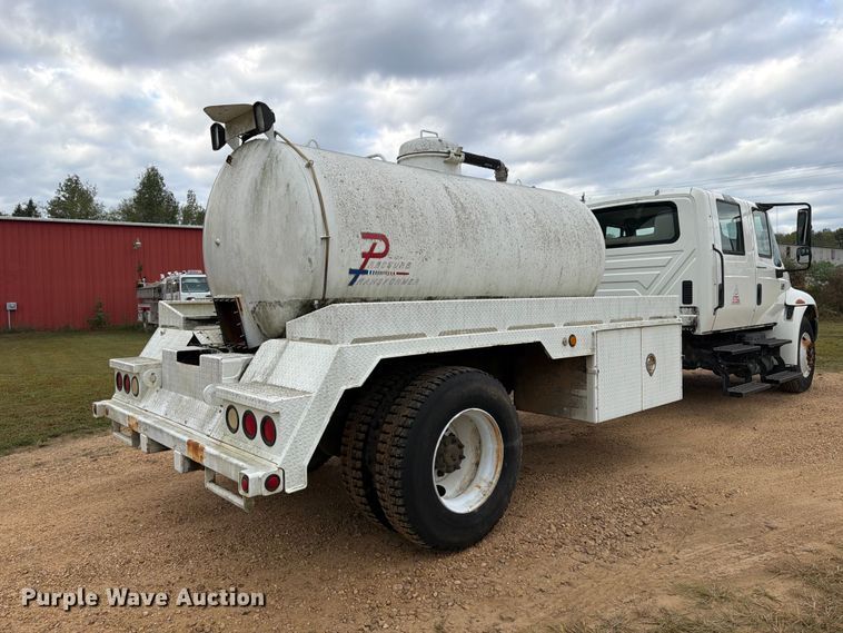 image for item FP3500 2004 International 4400 tank truck