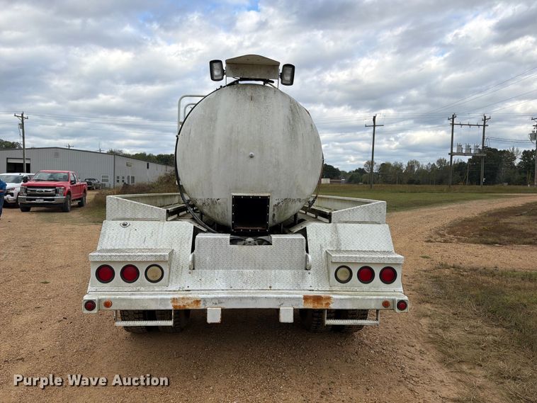 image for item FP3500 2004 International 4400 tank truck