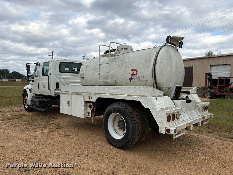 image for item FP3500 2004 International 4400 tank truck