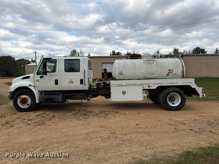 image for item FP3500 2004 International 4400 tank truck