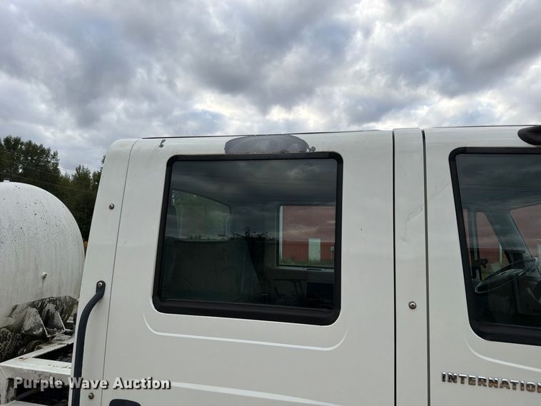 image for item FP3500 2004 International 4400 tank truck
