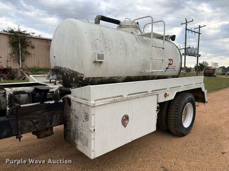 image for item FP3500 2004 International 4400 tank truck