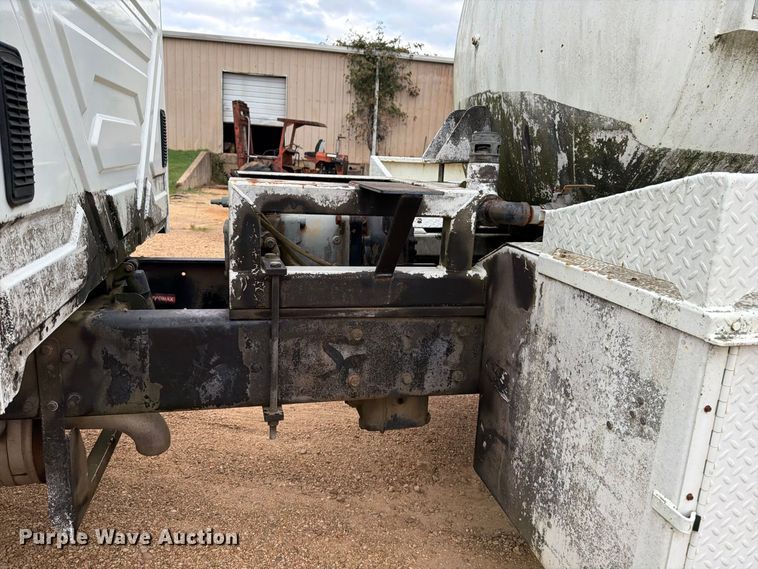 image for item FP3500 2004 International 4400 tank truck