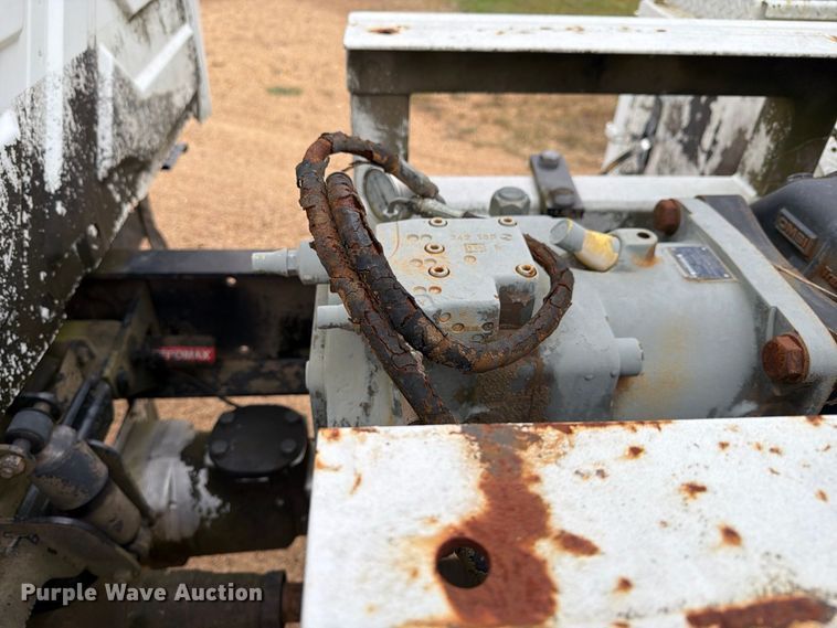 image for item FP3500 2004 International 4400 tank truck