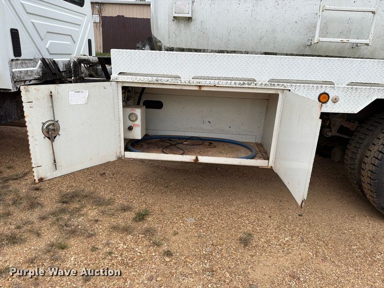 image for item FP3500 2004 International 4400 tank truck