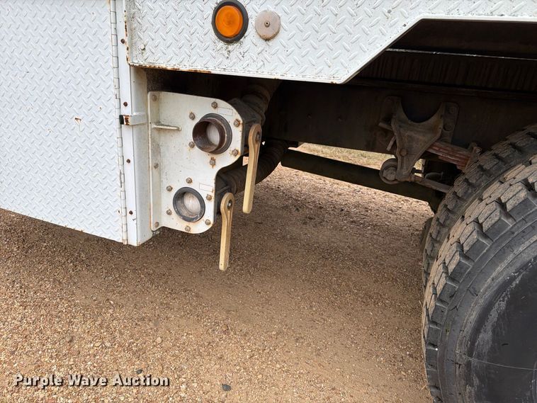 image for item FP3500 2004 International 4400 tank truck