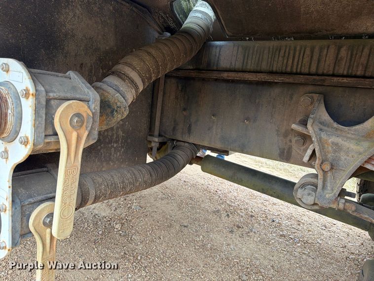 image for item FP3500 2004 International 4400 tank truck