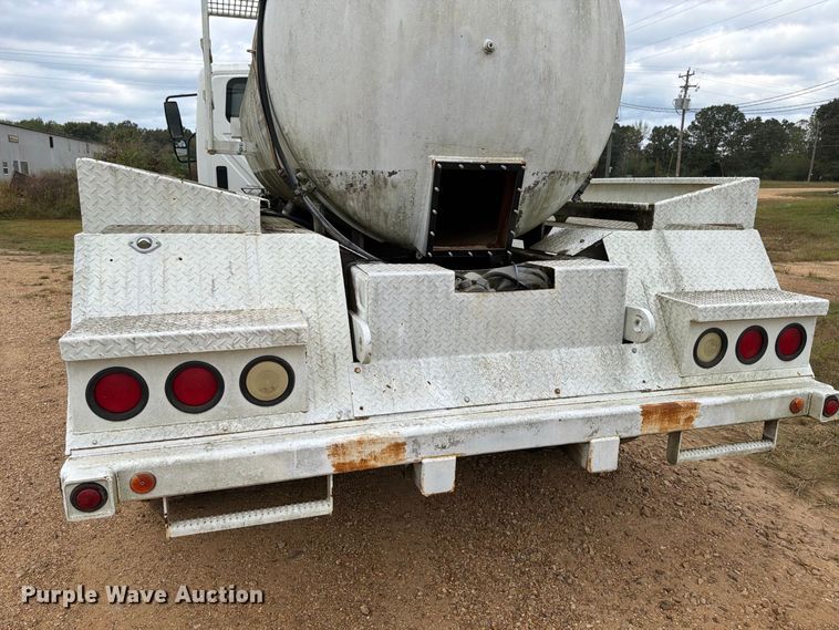 image for item FP3500 2004 International 4400 tank truck