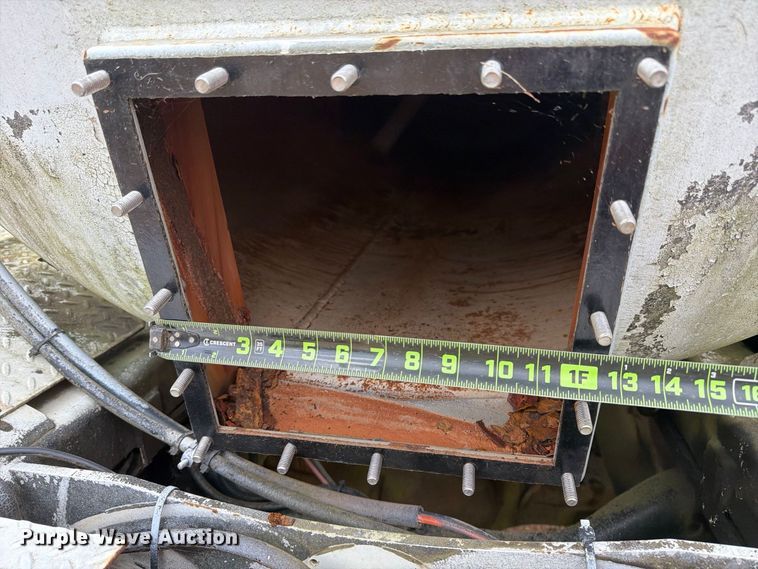 image for item FP3500 2004 International 4400 tank truck