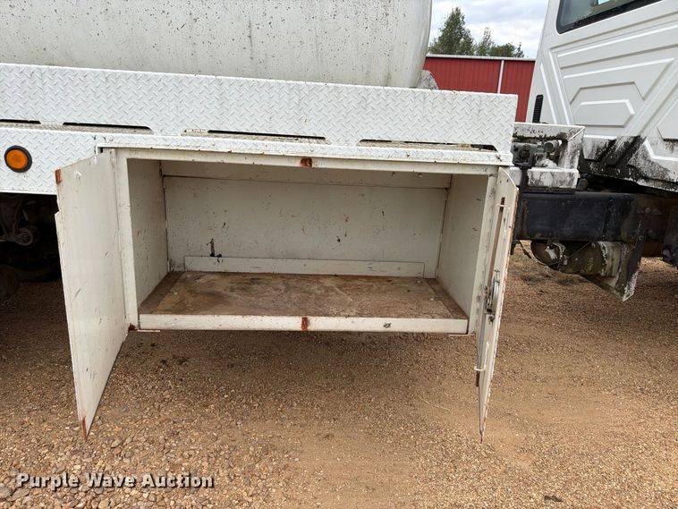 image for item FP3500 2004 International 4400 tank truck