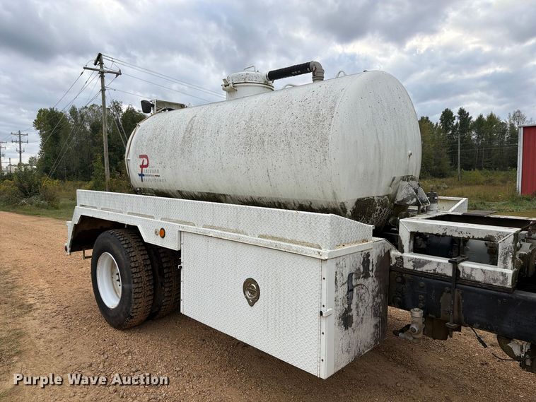 image for item FP3500 2004 International 4400 tank truck