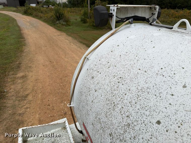 image for item FP3500 2004 International 4400 tank truck
