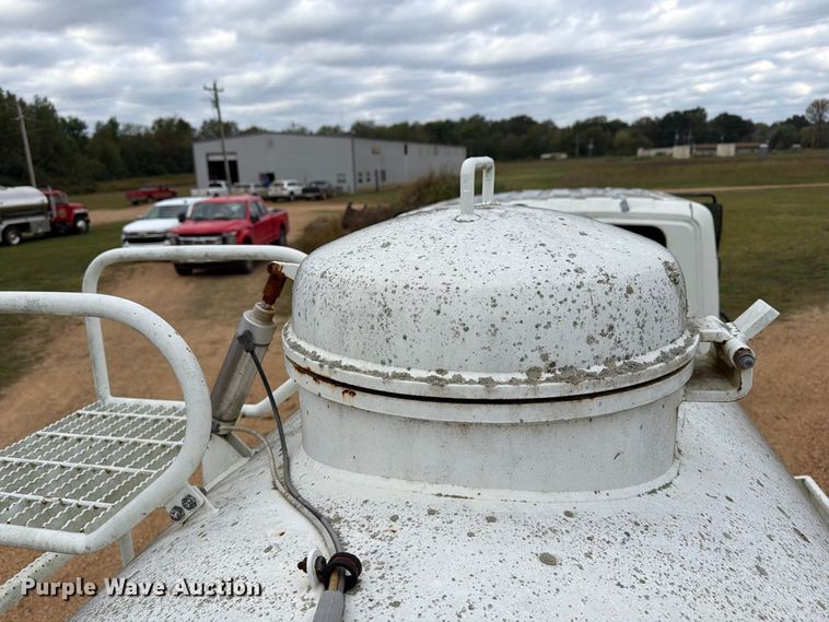 image for item FP3500 2004 International 4400 tank truck