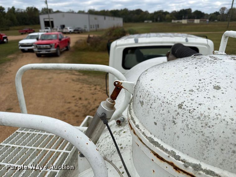 image for item FP3500 2004 International 4400 tank truck