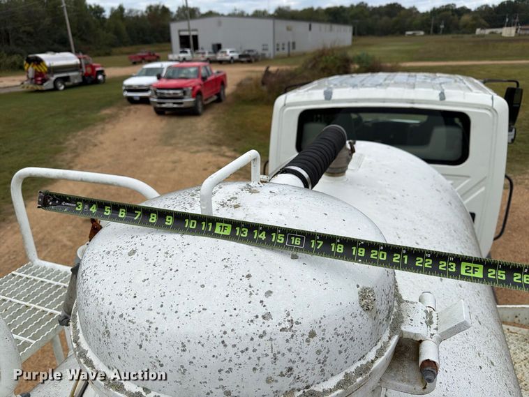 image for item FP3500 2004 International 4400 tank truck