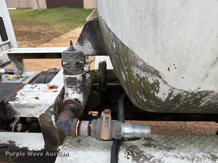 image for item FP3500 2004 International 4400 tank truck
