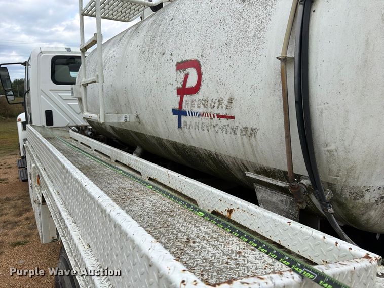 image for item FP3500 2004 International 4400 tank truck