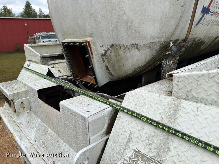 image for item FP3500 2004 International 4400 tank truck