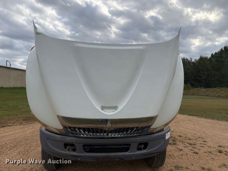 image for item FP3500 2004 International 4400 tank truck