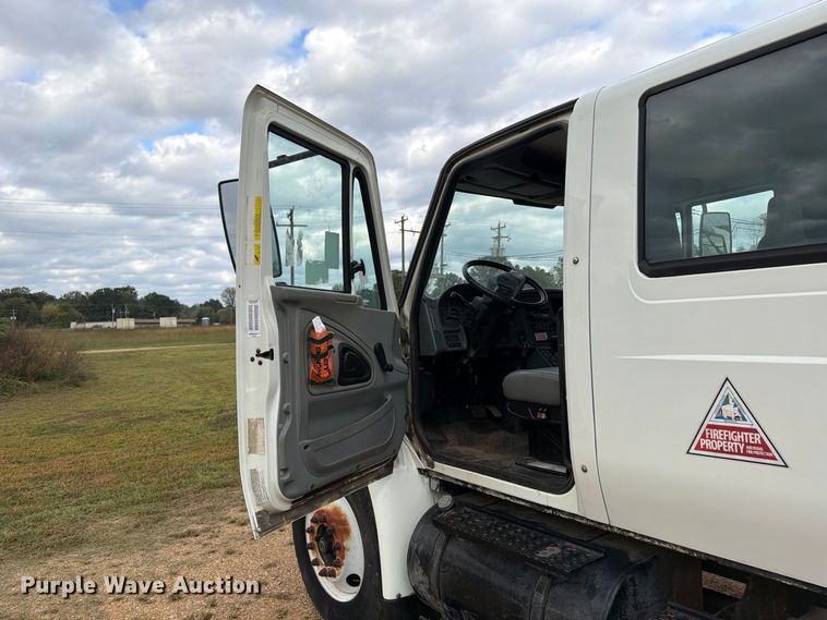 image for item FP3500 2004 International 4400 tank truck