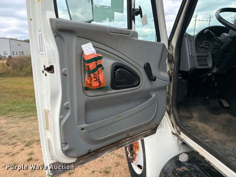 image for item FP3500 2004 International 4400 tank truck