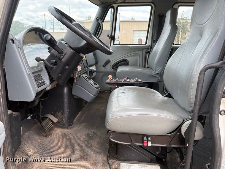 image for item FP3500 2004 International 4400 tank truck