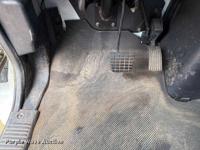 image for item FP3500 2004 International 4400 tank truck