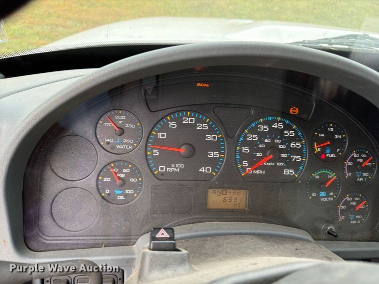 image for item FP3500 2004 International 4400 tank truck