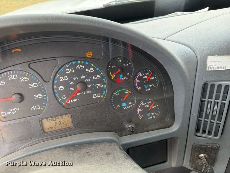 image for item FP3500 2004 International 4400 tank truck