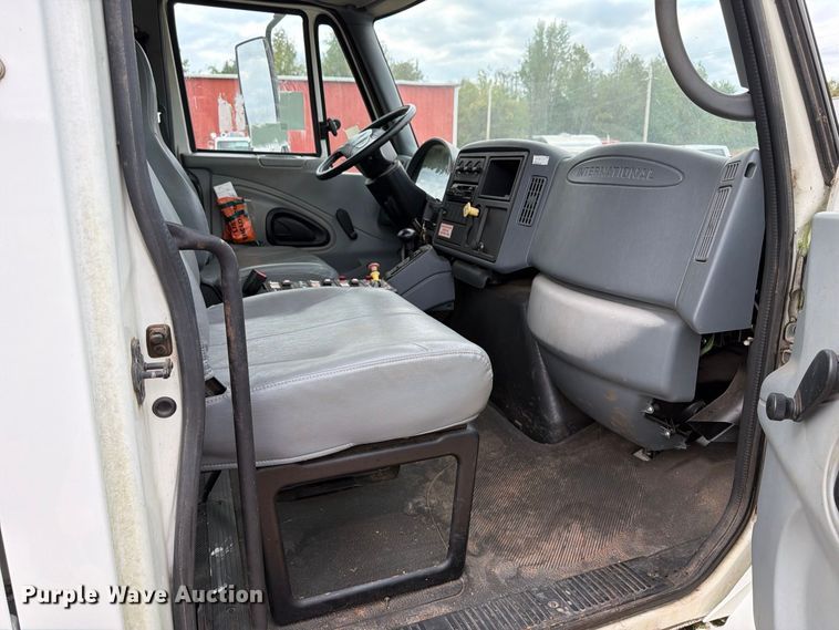image for item FP3500 2004 International 4400 tank truck