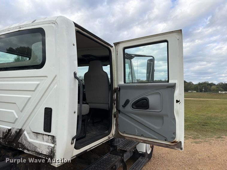 image for item FP3500 2004 International 4400 tank truck