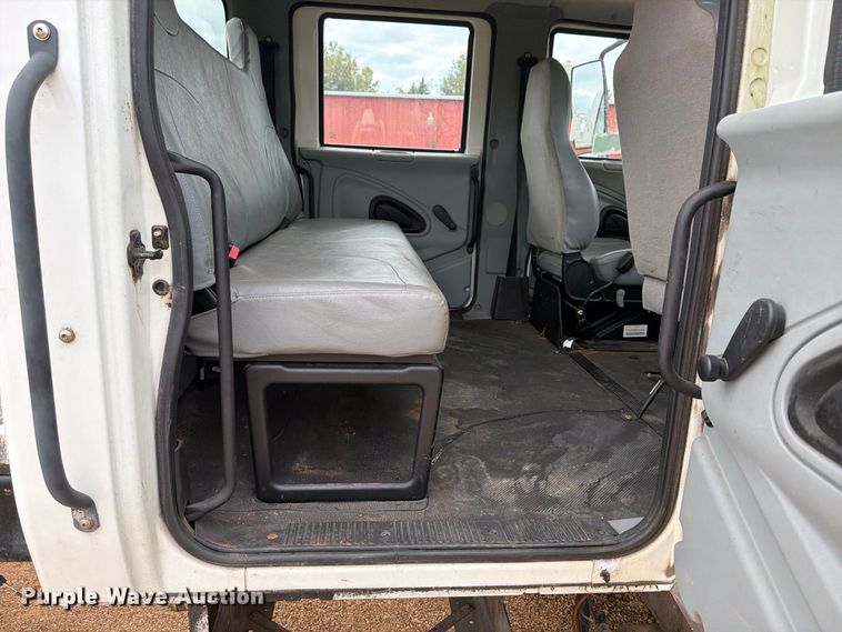 image for item FP3500 2004 International 4400 tank truck