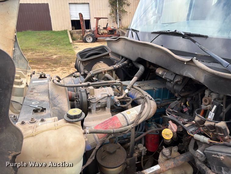 image for item FP3500 2004 International 4400 tank truck