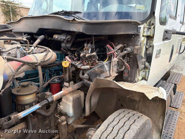 image for item FP3500 2004 International 4400 tank truck