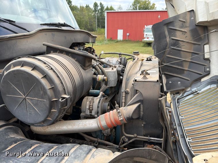image for item FP3500 2004 International 4400 tank truck