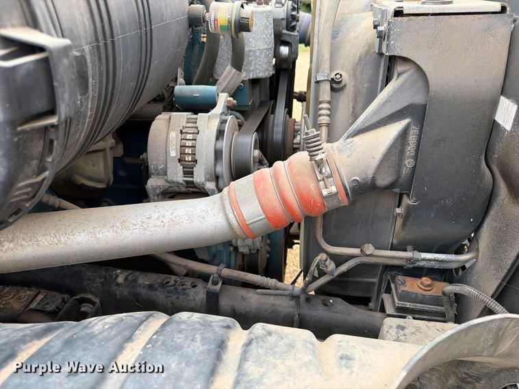 image for item FP3500 2004 International 4400 tank truck