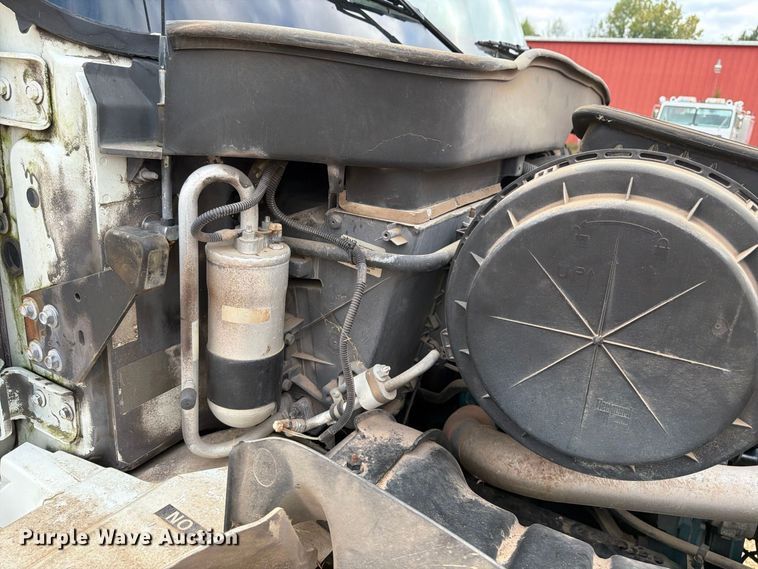 image for item FP3500 2004 International 4400 tank truck