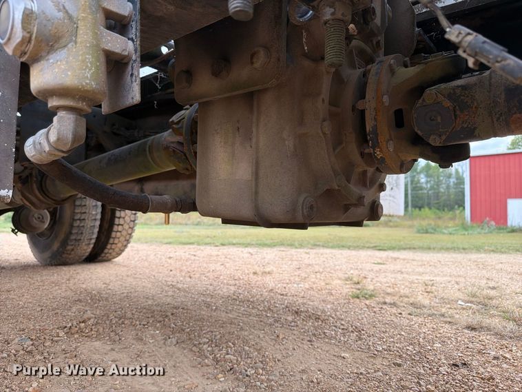 image for item FP3500 2004 International 4400 tank truck