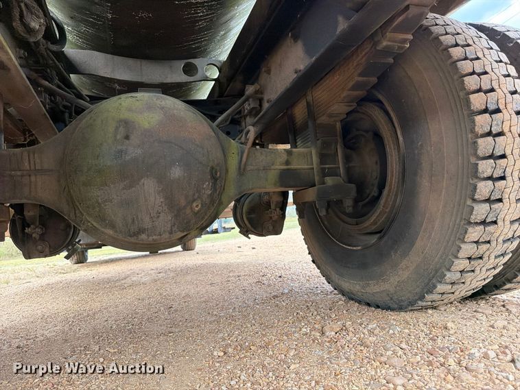 image for item FP3500 2004 International 4400 tank truck