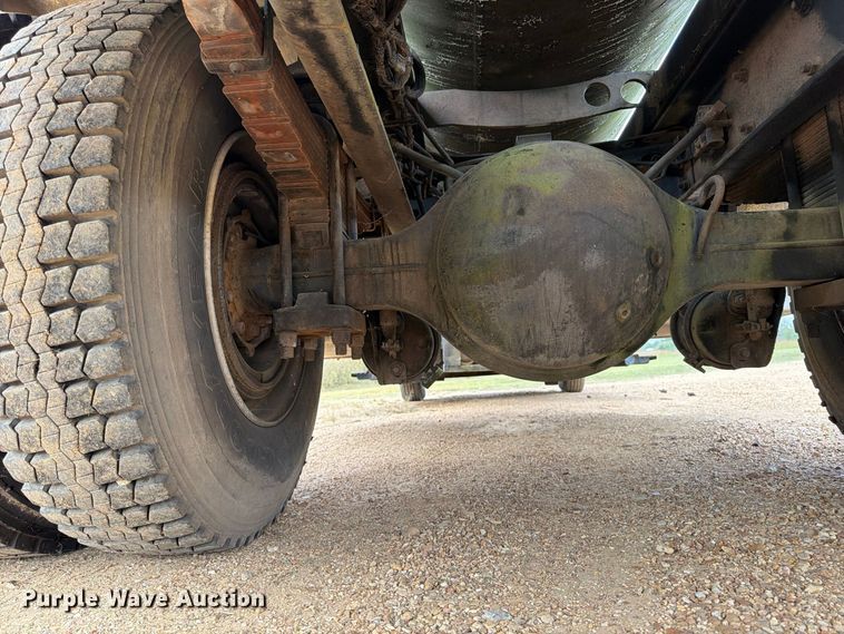 image for item FP3500 2004 International 4400 tank truck