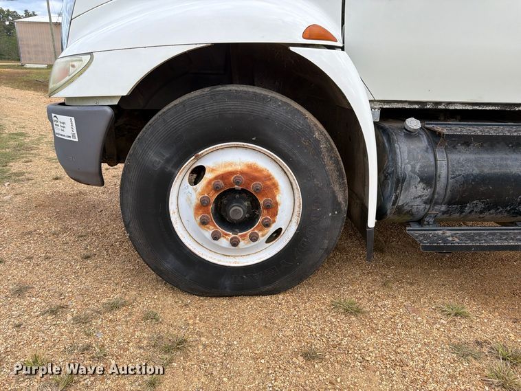image for item FP3500 2004 International 4400 tank truck