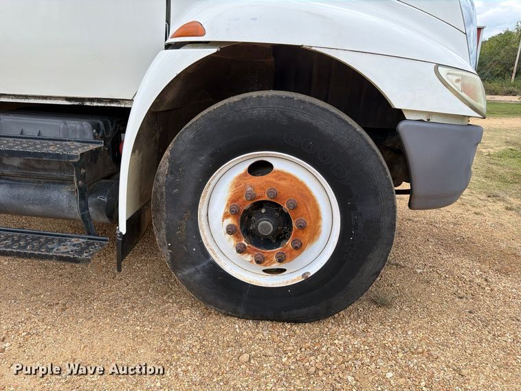 image for item FP3500 2004 International 4400 tank truck