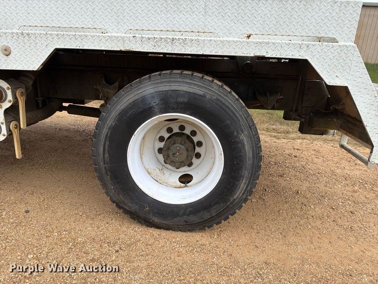 image for item FP3500 2004 International 4400 tank truck