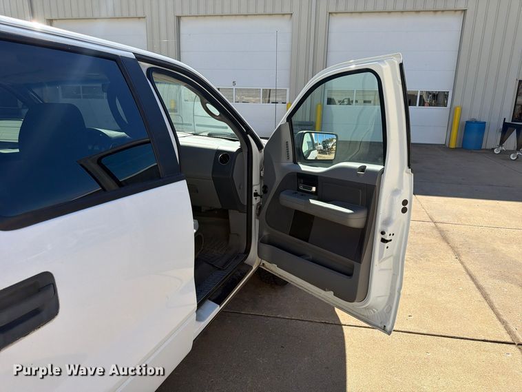 image for item FP3532 2005 Ford F150 XLT Crew Cab pickup truck