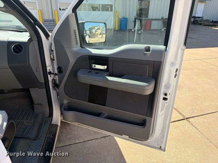 image for item FP3532 2005 Ford F150 XLT Crew Cab pickup truck