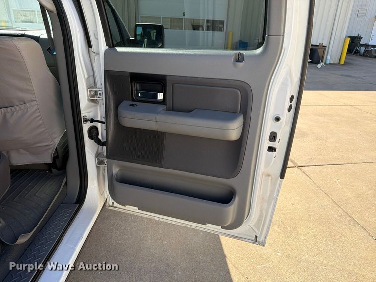 image for item FP3532 2005 Ford F150 XLT Crew Cab pickup truck