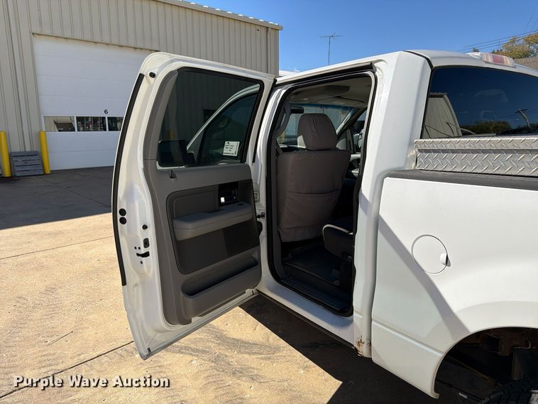 image for item FP3532 2005 Ford F150 XLT Crew Cab pickup truck