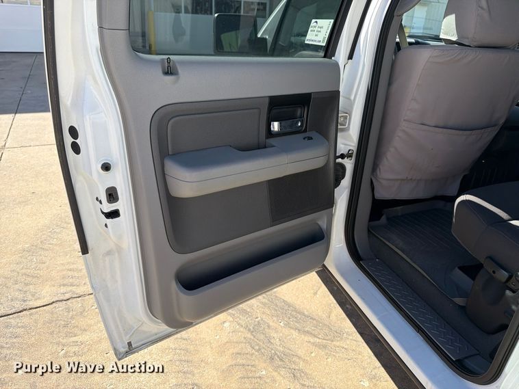 image for item FP3532 2005 Ford F150 XLT Crew Cab pickup truck